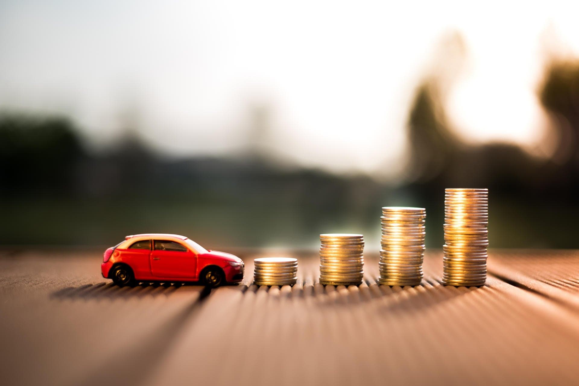 Consegna delle chiavi di un'auto dopo la firma del contratto di finanziamento